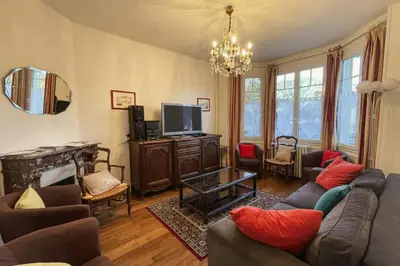 Télévision ou salle de divertissement dans l'établissement Villa Normande grande maison avec parking privé