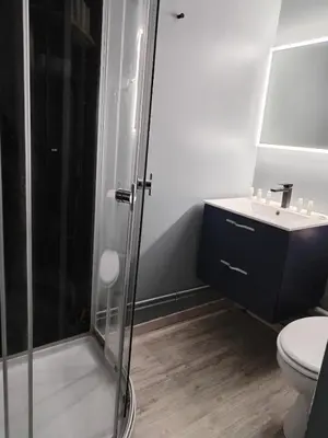 Salle de bains dans l'établissement cottage au bord de mer