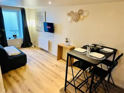 Télévision ou salle de divertissement dans l'établissement Appartement moderne et chaleureux