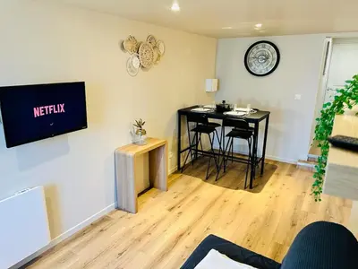 Télévision ou salle de divertissement dans l'établissement Appartement moderne et chaleureux