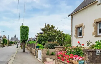 Jardin de l'établissement 3 Bedroom Beautiful Home In Cancale