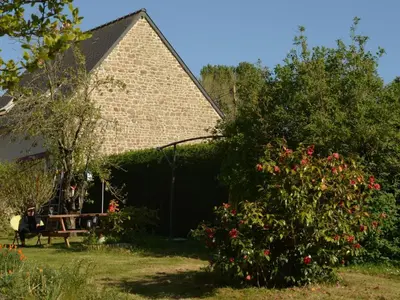 Jardin de l'établissement Holiday Home Gemütliches Haus in der Bucht von Mont-Saint-Michel by Interhome
