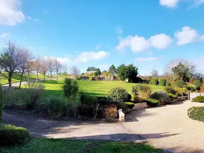 Jardin de l'établissement Holiday Home Le domaine des roseraies- gîte les roseraies by Interhome