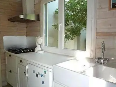 Cuisine ou kitchenette dans l'établissement Holiday Home Robinson-Villa mit Meerblick- 50m vom Strand entfernt by Interhome
