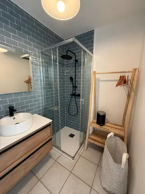 Salle de bains dans l'établissement Le Balcon de Jersey, rdc et jardin face à la mer, Intendance Luxury Host