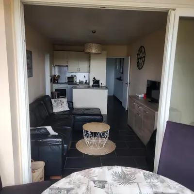 Cuisine ou kitchenette dans l'établissement Bel appartement avec vue sur l'hippodrome