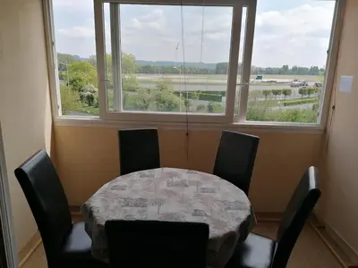 Coin salon dans l'établissement Bel appartement avec vue sur l'hippodrome