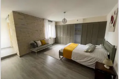 Un ou plusieurs lits dans un hébergement de l'établissement Gîte Overlord maison chaleureuse à Formigny