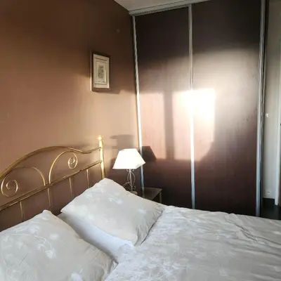 Un ou plusieurs lits dans un hébergement de l'établissement Bel appartement avec vue sur l'hippodrome