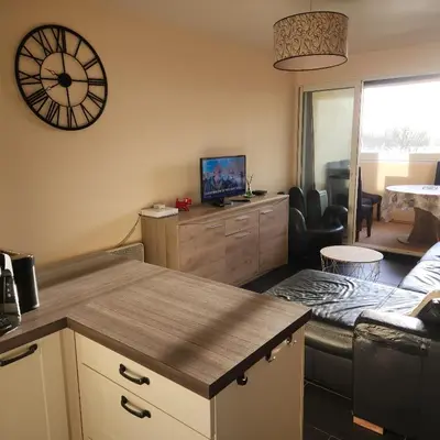 Cuisine ou kitchenette dans l'établissement Bel appartement avec vue sur l'hippodrome