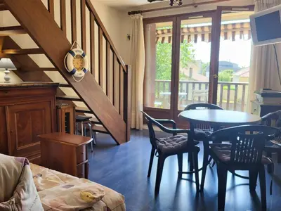 Coin salon dans l'établissement Duplex cosy proche plage avec parking privatif - FR-1-788-100