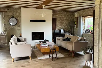 Coin salon dans l'établissement Maison de charme à deux pas des plages historiques