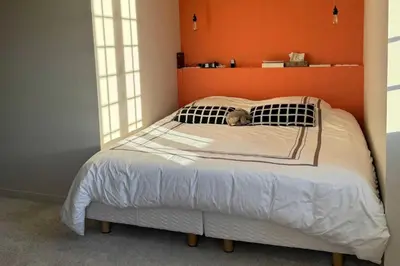 Un ou plusieurs lits dans un hébergement de l'établissement Maison de charme à deux pas des plages historiques
