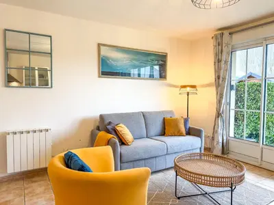 Coin salon dans l'établissement Le Petit Barfleur - Appartement T2 avec Jardin
