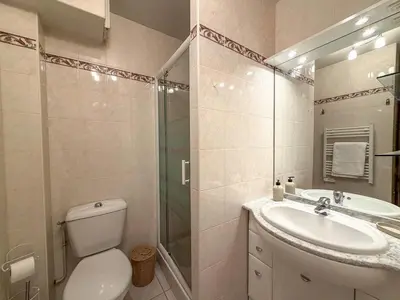 Salle de bains dans l'établissement Le Petit Barfleur - Appartement T2 avec Jardin