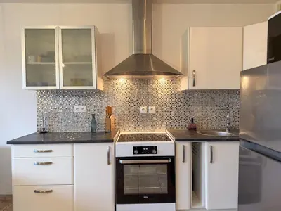 Cuisine ou kitchenette dans l'établissement Le Petit Barfleur - Appartement T2 avec Jardin