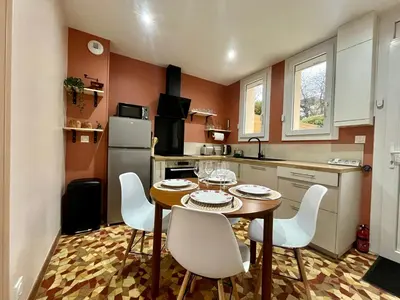 Cuisine ou kitchenette dans l'établissement Charmante maison rénovée, calme et proche du centre