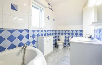 Salle de bains dans l'établissement Awesome Home In Montchamp Valdalliere With Wifi
