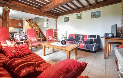 Coin salon dans l'établissement Awesome Home In Montchamp Valdalliere With Wifi