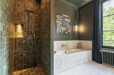 Salle de bains dans l'établissement Domaine de l'Ormeau - Luxury Estate with Indoor Pool and Spa in Falaise, Normandy - Steps from William the Conqueror's Castle