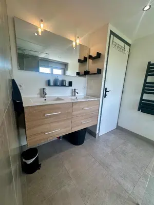 Salle de bains dans l'établissement gite des hirondelles 1s
