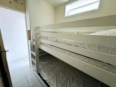 Un ou plusieurs lits dans un hébergement de l'établissement Appartement face à la mer, les pieds dans l'eau