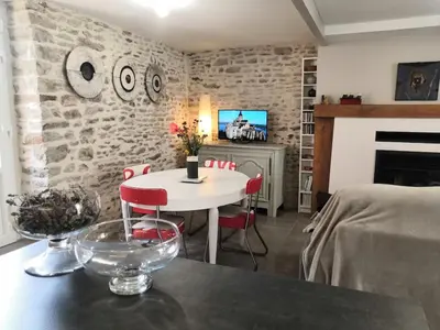 Télévision ou salle de divertissement dans l'établissement Small house near Mont St Michel