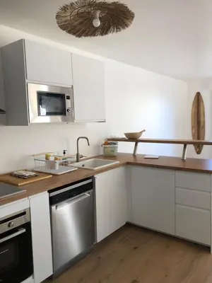 Cuisine ou kitchenette dans l'établissement Appartement Aloha, en plein cœur de Barneville