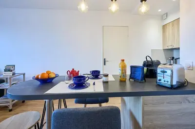 Cuisine ou kitchenette dans l'établissement Les Camélias - 5min à pied du Port
