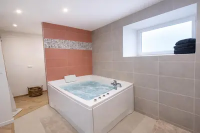Salle de bains dans l'établissement Gîte La Bergerie De Montitier