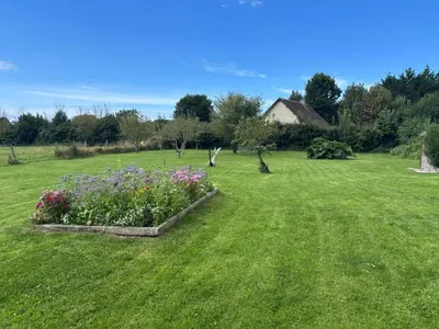Jardin de l'établissement Le charme du cotentin, votre havre de paix pour les vacances