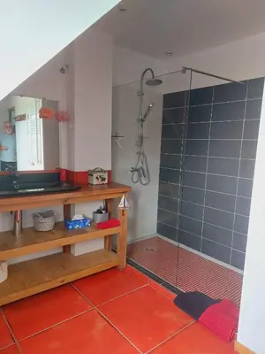 Salle de bains dans l'établissement Le charme du cotentin, votre havre de paix pour les vacances