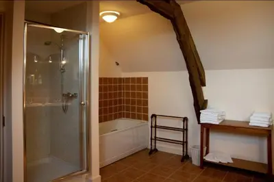 Salle de bains dans l'établissement La Ferme du Bois
