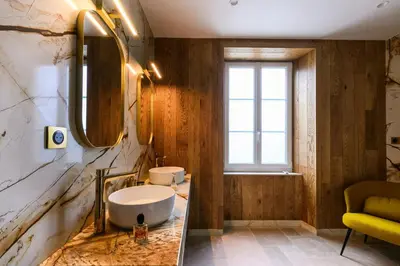 Salle de bains dans l'établissement Luxurious Villa With Spa And Indoor Swimming Pool