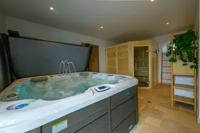Plan de l'établissement Luxurious Villa With Spa And Indoor Swimming Pool