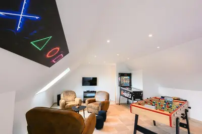 Télévision ou salle de divertissement dans l'établissement Luxurious Villa With Spa And Indoor Swimming Pool