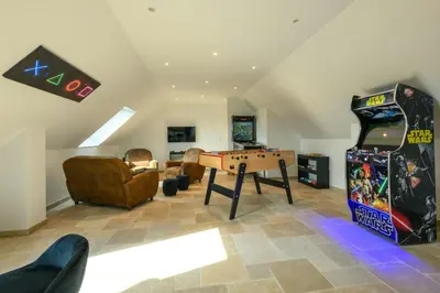 Télévision ou salle de divertissement dans l'établissement Luxurious Villa With Spa And Indoor Swimming Pool