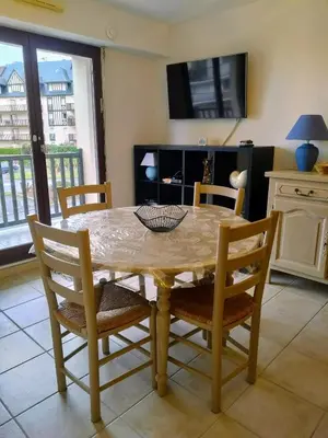 Télévision ou salle de divertissement dans l'établissement Chaleureux appartement 2 chambres, proche centre-ville et accès mer