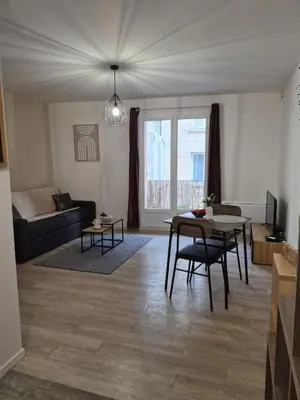 Télévision ou salle de divertissement dans l'établissement La Douce Escale studio