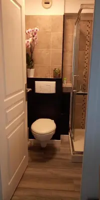 Salle de bains dans l'établissement STUDIO COSY avec JARDINET