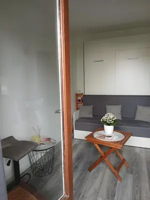 Coin salon dans l'établissement STUDIO COSY avec JARDINET
