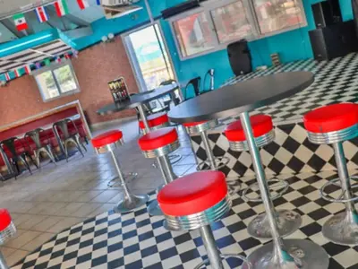 Restaurant ou autre lieu de restauration dans l'établissement Mobil-home 4 pers avec terrasse à Sainte-Marie-du-Mont - API-1-52-1297
