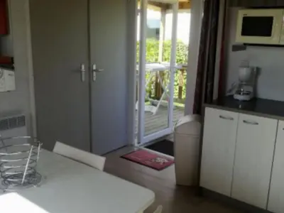 Cuisine ou kitchenette dans l'établissement Mobil-home 4 pers avec terrasse à Sainte-Marie-du-Mont - API-1-52-1297