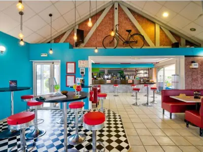 Restaurant ou autre lieu de restauration dans l'établissement Mobil home 6 pers. avec terrasse à Sainte-Marie-du-Mont - API-1-52-1295