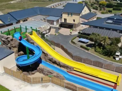 Piscine de l'établissement Tente en toile et bois avec terrasse pour 4 personnes - API-1-52-1471 ou située à proximité
