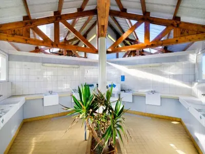 Coin salon dans l'établissement Tente en toile et bois avec terrasse pour 4 personnes - API-1-52-1471