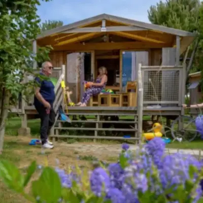 Tente en toile et bois avec terrasse pour 4 personnes - API-1-52-1471