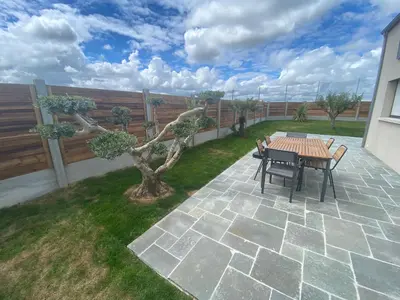 Jardin de l'établissement GITE BEAUSEJOUR à Fontenay sur Mer, 50m de la plage et face au golf