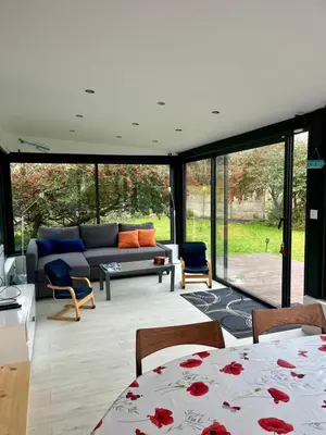 Coin salon dans l'établissement Poppy Seaside, jardin privé à 200m de la mer