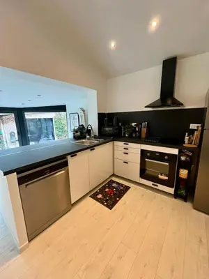 Cuisine ou kitchenette dans l'établissement Poppy Seaside, jardin privé à 200m de la mer